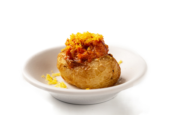 Patata rellena de crema de chistorra y textura de yema salada
