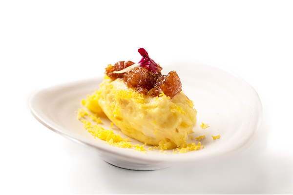 Tartar de atún sobre quenelle de ensaladilla rusa