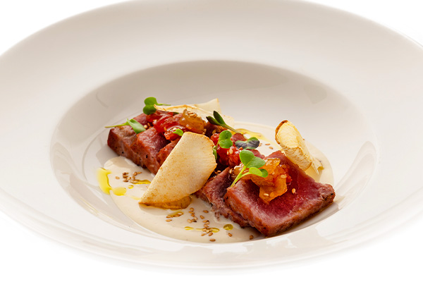 Tataki de atún rojo, nabo daikon, tomatitos aliñados y su té