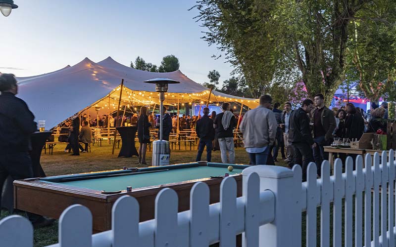 Evento corporativo al aire libre en verano